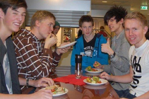 Gutter spiser frokost på skolen